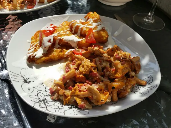 Schnelle Pfifferlinge mit Speck und Zwiebeln, dazu knusprige Rösti – das perfekte Gericht aus dem Artikel für ein schnelles Mittagessen.