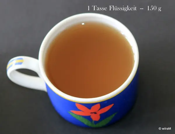 Eine blaue Tasse mit Flüssigkeit zeigt eine einfache Methode zum Mengen abmessen ohne Waage: 1 Tasse Flüssigkeit = 150 g.
