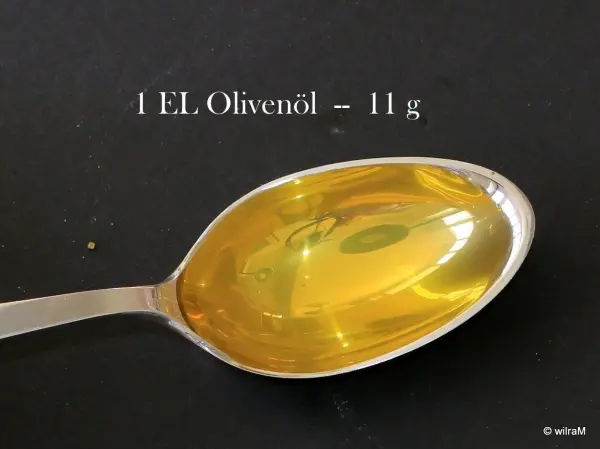 Ein Esslöffel mit Olivenöl zeigt, wie Mengen abgemessen werden, ohne eine Waage zu nutzen; 1 EL Olivenöl = 11 g.