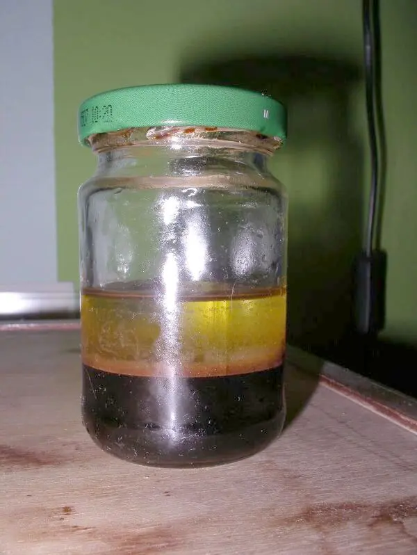 Mit Essig und Öl aus dem Glas machst du deine Möbel wieder glänzend – probier Omas natürliche Möbelpolitur selbst aus.
