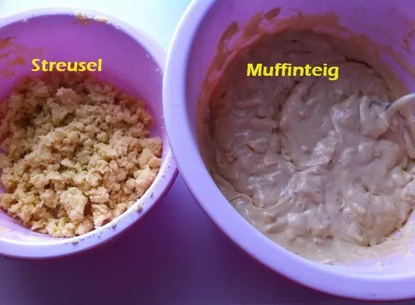 Ein Schüssel mit Streusel neben einer Schüssel mit Muffinteig, bereit zum Backen von Apfel-Zimt Muffins mit Streusel.