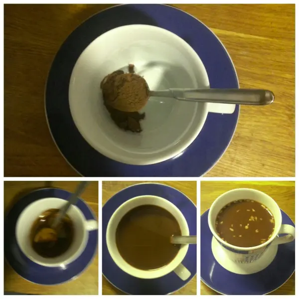 Ein becherförmiges Gefäß mit Schokoladeneis sitzt neben einer Tasse, die heiße Schokolade zeigt. Schokolade wird genossen.