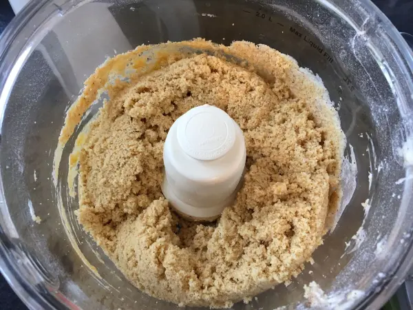 Ein Teig für den russischen Schokoladenzopf wird in einer Küchenmaschine cremig verarbeitet, um eine perfekte Konsistenz zu erreichen.