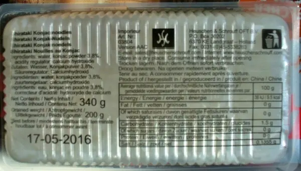 Eine Verpackung von Konjakwurzel, die Informationen zu Inhaltsstoffen und Nährwerten in mehreren Sprachen enthält.