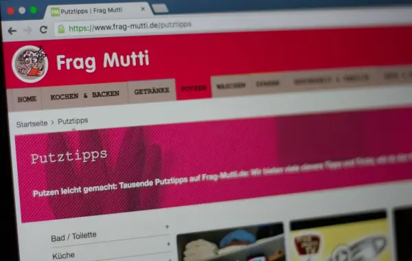 Eine Website mit dem Titel "Frag Mutti" wird angezeigt, auf der Tipps von Hobbyfotografen und Filmemachern gesucht werden.