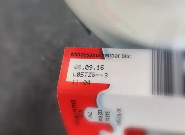 Auf einer Verpackung steht das Mindesthaltbarkeitsdatum. Der Aufdruck zeigt das Datum 08.09.16 an.