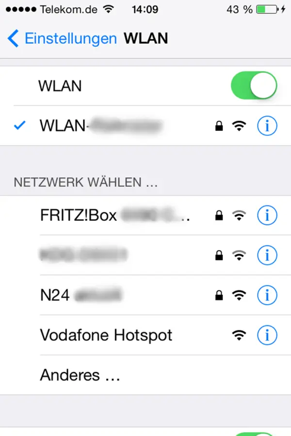 WLAN ist aktiviert und zeigt verfügbare Netzwerke an, darunter Vodafone Hotspot. Nutzung von kostenlosem WLAN unterwegs möglich.