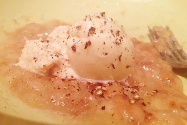 Eine cremige, gelbe Dipmasse aus Bananen-Meerrettich wird mit Knoblauch und Gewürzen garniert.