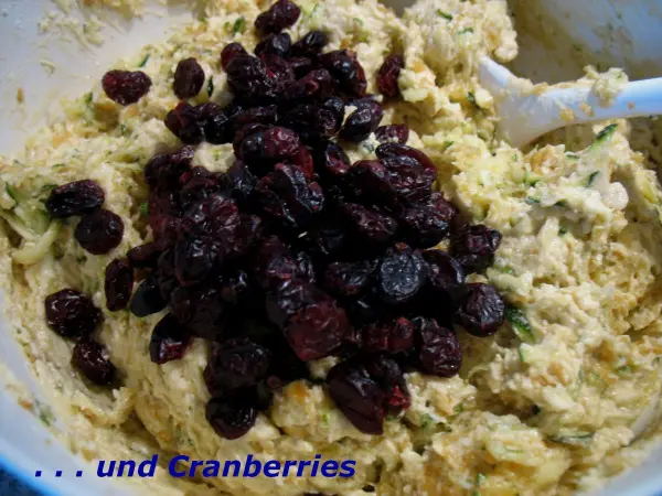 Eine cremige Mischung aus Zucchini- und Apfelteig wird mit Kokosraspeln und getrockneten Cranberries kombiniert.