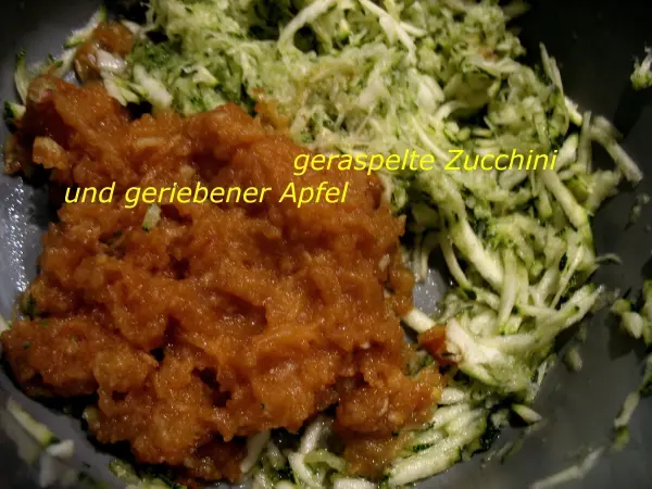 Geriebene Zucchini und Äpfel liegen in einer Schüssel, bereit zum Mischen für gesunde Zucchini-Apfel-Hafer-Cookies.