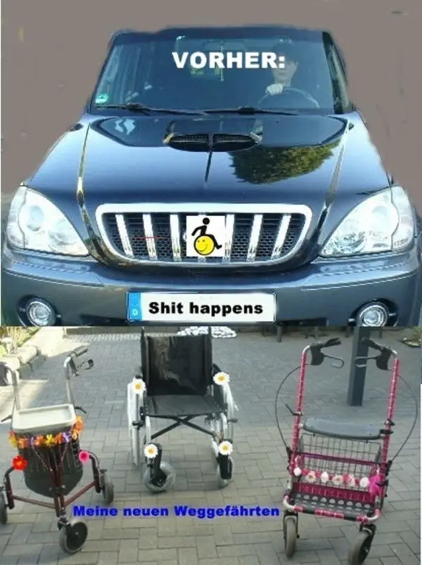 Auto mit Aufschrift "VORHER:" und Nummernschild "Shit happens", darunter Rollstuhl und zwei Rollatoren mit Text "Meine neuen Weggefährten".
