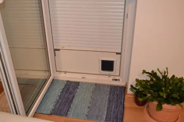 Dieser Tipp ist eine Möglichkeit kostengünstig eine Katzenklappe in Verbindung mit Außenjalousien einzuklemmen.