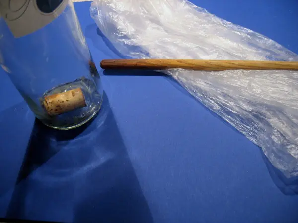 Mit einem Holzstab und einer Plastiktüte kannst du den Korken ganz einfach und ohne Kraftaufwand aus der Flasche holen.