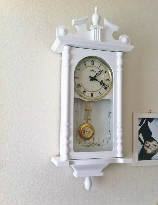 Ein weiß lackierter Wanduhr an der Wand zeigt zeitlose Eleganz, während sie die Zeit in einem hellen Raum anzeigt.