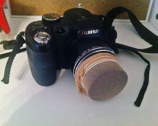 Eine Kamera mit einem Retro-Filter ist auf einem Tisch platziert. Sie ist bereit, Fotos im Vintage-Stil aufzunehmen.