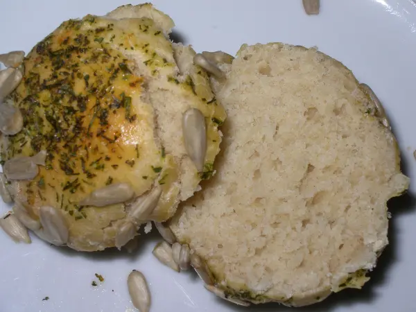 Ein goldenes Brötchen aus Backpulver-Hefe-Teig, halbiert, mit einer luftigen, weichen Krume und einer knusprigen Oberfläche.