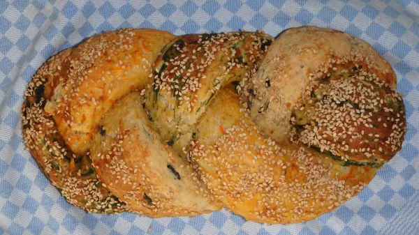 Die Brötchen aus Backpulver-Hefe-Teig liegen frisch gebacken auf einem blauen, karierten Tuch und leuchten goldbraun.