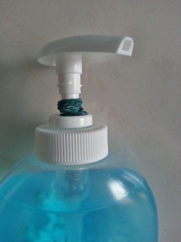 Ein blauer Seifenspender mit einem Pumpsystem steht bereit, um Seife auszugeben, um Ressourcen zu sparen.