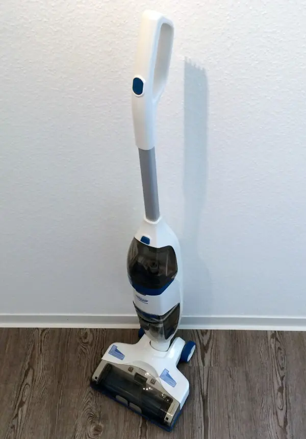 Ein Hartbodenreiniger steht auf einem hellen Holzboden und ist bereit, Fussböden effizient zu reinigen.