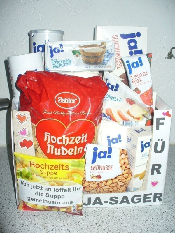Ein großer Korb mit Hochzeitssuppe, Hochzeit-Nudeln und Snacks steht auf einer Arbeitsplatte, perfekt für Ja-Sager.