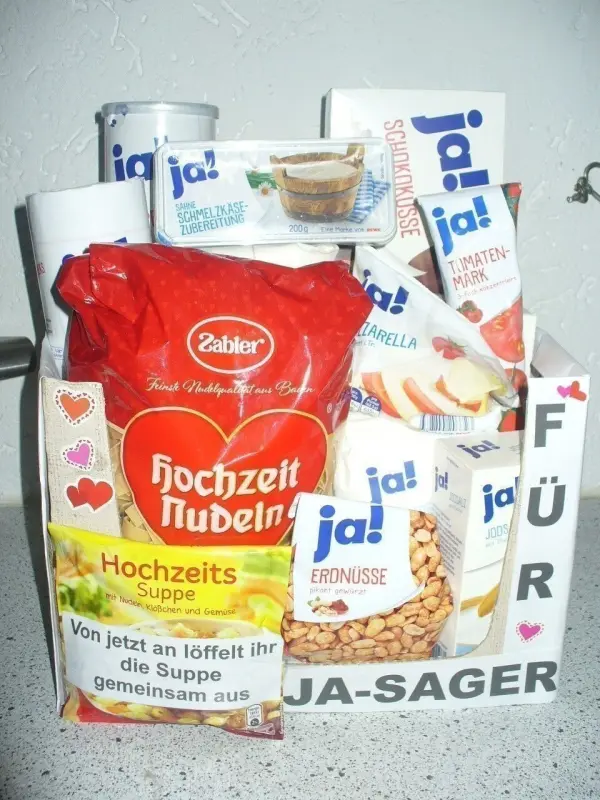 Ein großer Korb mit Hochzeitssuppe, Hochzeit-Nudeln und Snacks steht auf einer Arbeitsplatte, perfekt für Ja-Sager.