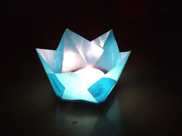 Ein stimmungsvolles, selbstgebasteltes Papier-Windlicht leuchtet sanft in der Dunkelheit und schafft eine festliche Atmosphäre.
