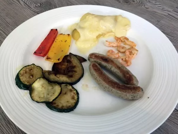 Raclette Test-Rezept: Gegrilltes Gemüse, Garnelen und Gemüse auf dem Teller.
