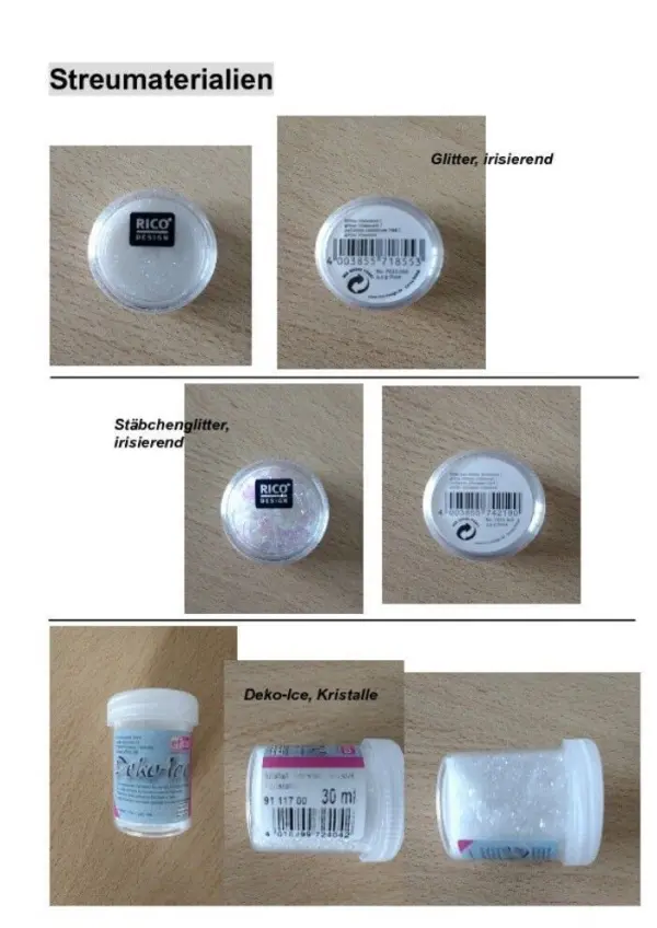 Ein transparentes Windlicht mit verschiedenen Bastelmaterialien wie Kristallen und Glitter ist auf einem Tisch angeordnet und zeigt kreative Möglichkeiten.