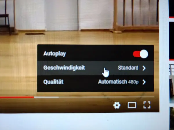 Ein Menü zeigt die Optionen „Autoplay“, „Geschwindigkeit“ und „Qualität“ im Kontext eines Video-Players.