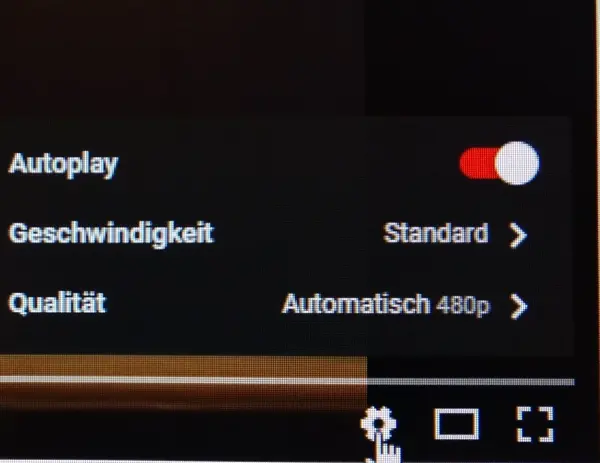 Das Menü zeigt Optionen zur Videowiedergabe; die Geschwindigkeit ist auf "Standard" eingestellt, und Autoplay ist deaktiviert.