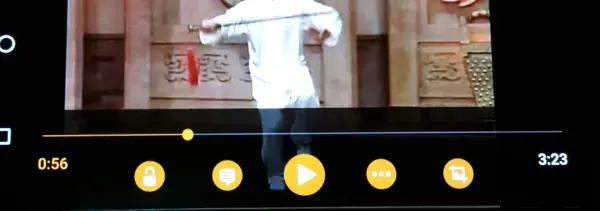 Ein Video wird abgespielt, wobei ein Benutzer den Fortschrittsbalken zur Verlangsamung der Wiedergabe nutzt.