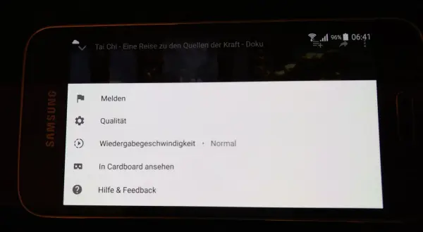 Auf einem Smartphone-Bildschirm wird eine Liste angezeigt, in der Optionen wie „Videos langsamer abspielen“ zu finden sind.