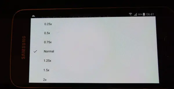 Ein Smartphone zeigt die Einstellungen für die Videogeschwindigkeit, mit Optionen zum langsamen Abspielen und normaler Geschwindigkeit.