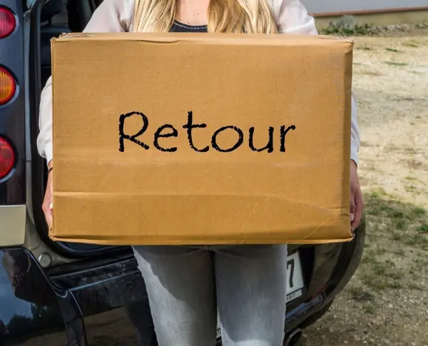 Eine Person trägt einen Karton mit der Aufschrift "Retour", während sie neben einem Fahrzeug steht und Rücksendegebühren anzeigt.