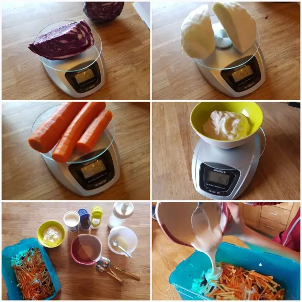 Frischer Krautsalat entsteht durch das Abwiegen von Rotkohl, Weißkohl und Karotten, während Joghurt und Gewürze vorbereitet werden.