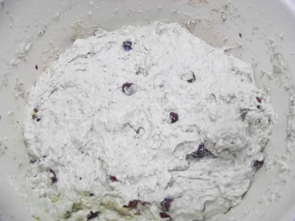Eine cremige Mischung aus Buttermilch und Nüssen wartet in einer Schüssel auf das Backen. Die Masse ist leicht klumpig.