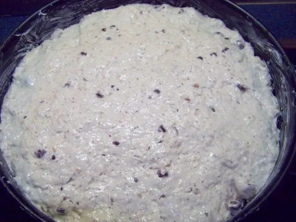 Ein Teig aus Buttermilch und Nüssen ruht in einer runden Schüssel, bereit zum Backen. Die Oberfläche ist unregelmäßig.