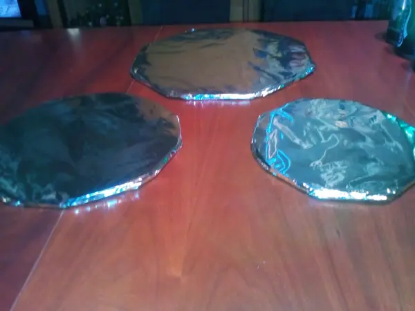 Drei runde Blechplatten sind auf einem Holz Tisch angeordnet, bereit zur Zubereitung einer Biertorte für ein Geschenk.