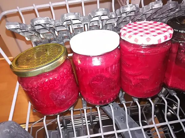 Drei Gläser mit leuchtend rotem Rote-Rüben-Salat stehen im Geschirrspüler, bereit zur Konservierung.