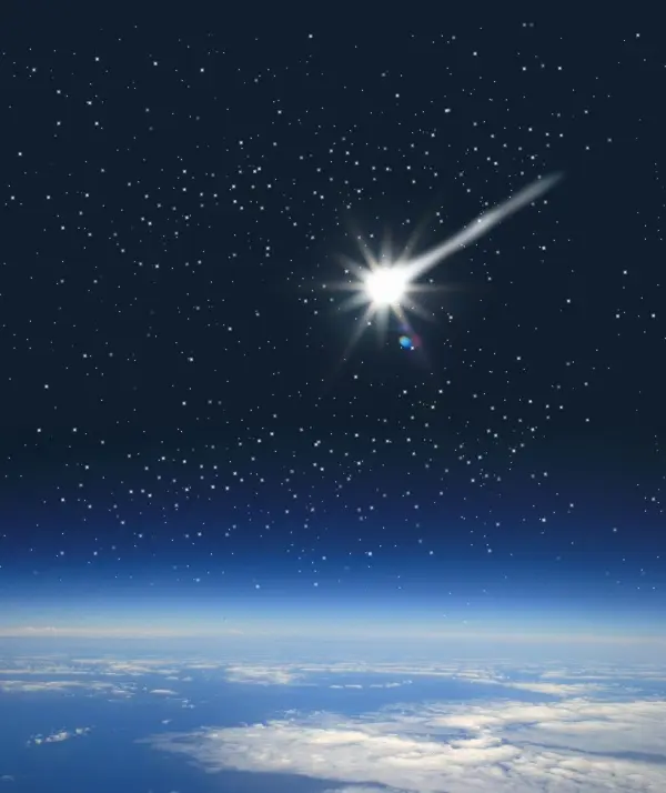 Ein heller Komet zieht durch den sternenklaren Himmel über einer Wolkenbedeckung der Erde, symbolisiert Licht und Hoffnung.