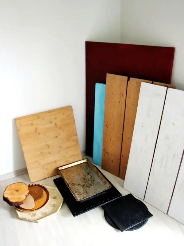 Eine Sammlung von Foto-Hintergründen aus verschiedenen Materialien steht in einem Raum, bereit für bessere Rezeptfotos.