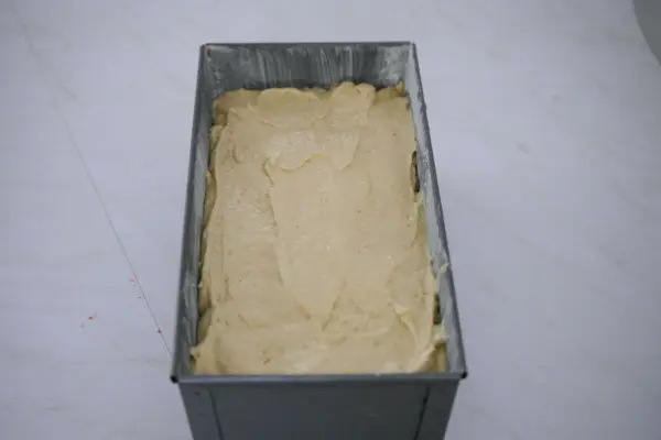Ein Rührkuchen wurde in einer Backform vorbereitet und wartet darauf, im Ofen gebacken zu werden.