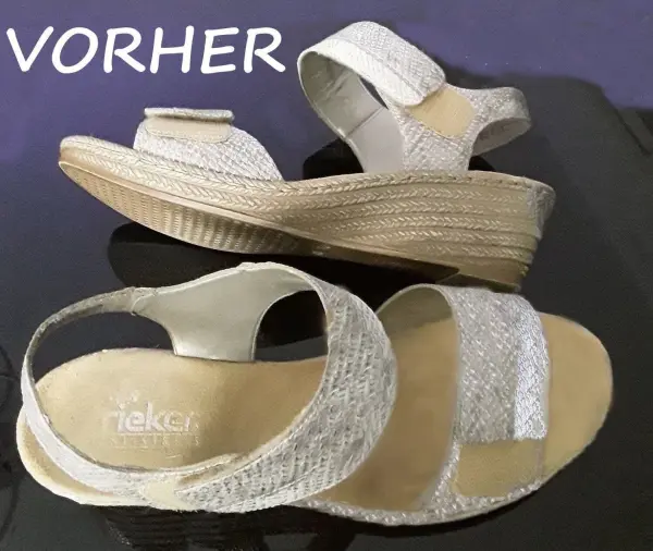 Beige Schuhe mit Klettverschluss liegen auf einem schwarzen Untergrund und bieten eine modische, bequeme Option für den Alltag.