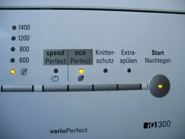 Ein Bedienfeld einer Waschmaschine zeigt verschiedene Optionen, darunter Energy- und Eco-Mode-Einstellungen für effizientes Waschen.