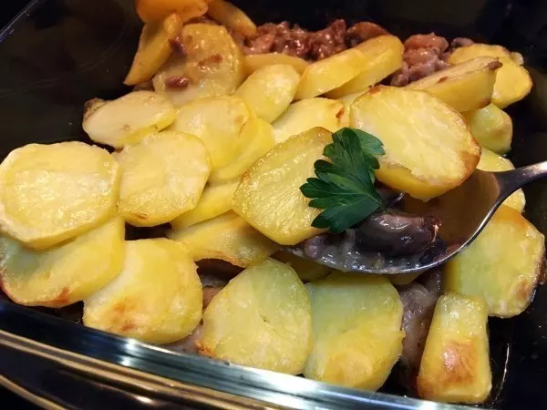 Der Hähnchen-Kartoffel-Auflauf mit Pilzen ist echt köstlich geworden. Die Fleischstücke waren saftig und richtig weich, so dass sie fast im Mund zergangen sind.