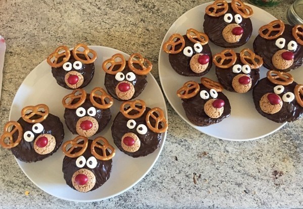 Ideal als Mitbringsel, Geschenk oder fürs Kuchenbuffet – die weihnachtlichen Rentier-Muffins sehen total goldig aus und sind lecker gefüllt.