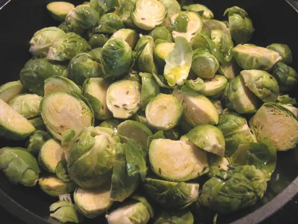 Rosenkohl liegt in einer Pfanne, bereit zum Kochen, um eine köstliche Zubereitung zu kreieren.