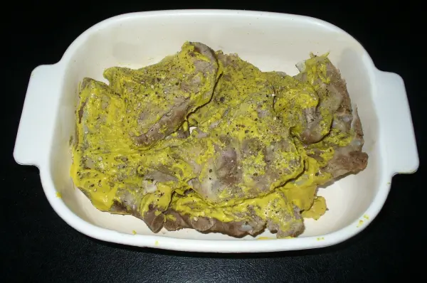 Eine Schüssel mit leicht gewürztem Fleisch liegt bereit, um als Zutat für die Graupensuppe verwendet zu werden.