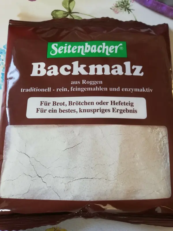 Eine Packung Backmalz liegt auf einem Tisch, bereit zur Nutzung beim Zubereiten von Joghurtbrötchen in der Küche.