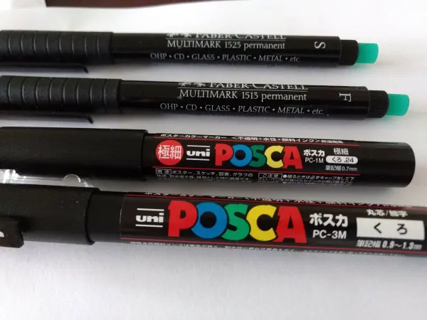 Eine Auswahl an POSCA-Stiften liegt bereit, um Eier detailreich zu verzieren, um vorösterliche Dekorationen zu schaffen.